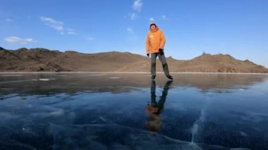 Man Ice Paten Güzel Donmuş Göl Baykal, Rusya 'da. Yavaş Hareket.