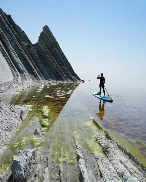 Hombre Remando Tablero Sup Cerca Hermosa Roca —  Fotos de Stock