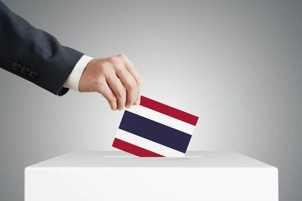 Mann Steckt Wahlzettel Eine Kiste Mit Thailand Flagge — Stockfoto