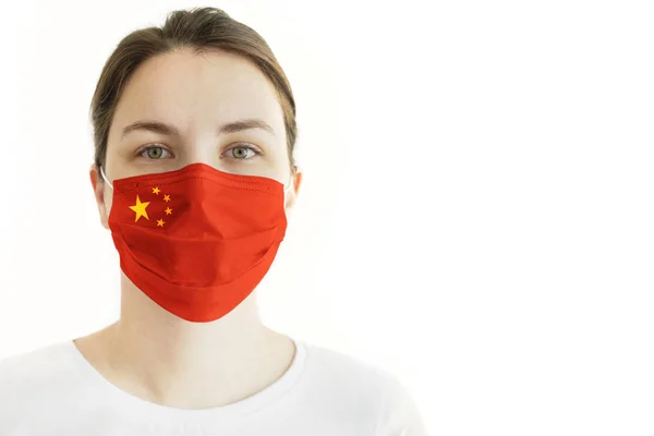 Coronavirus Covid Mulher Jovem Com Máscara Facial Bandeira Chinesa Isolada — Fotografia de Stock