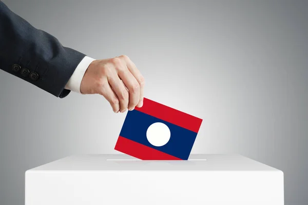 Man Die Een Stembiljet Een Doos Stopt Met Laos Vlag — Stockfoto