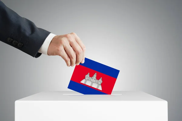 Homem Colocando Uma Cédula Votação Uma Caixa Com Bandeira Cambojana — Fotografia de Stock