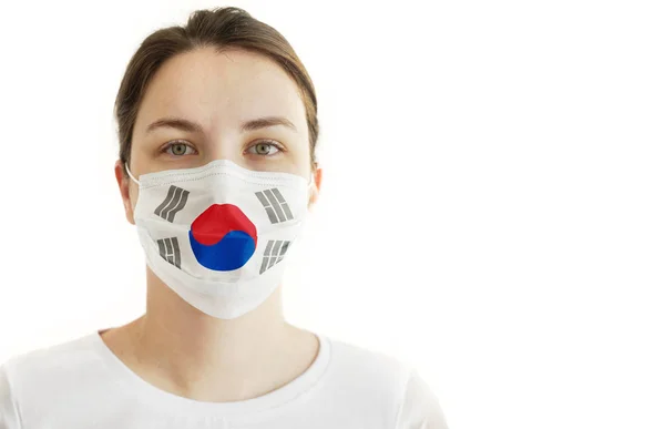 Coronavirus Covid 脸戴面具的年轻女子和韩国国旗 — 图库照片
