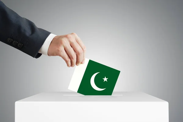Mann Steckt Wahlzettel Eine Schachtel Mit Pakistanischer Flagge — Stockfoto