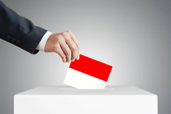 男人把选票放进装有印尼国旗的盒子里 — 图库照片