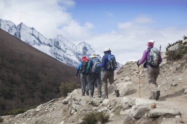 Nepal, Khumbu Bölgesi - 27 Nisan 2011. Bir grup Gezgin Everest 'e Yürüyüş Kampı' nda. Nepal, Himalaya Dağları.