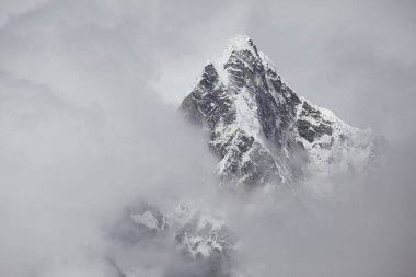 Tobuche Tepesi, Fırtına Bulutları, Nepal. Everest Ana Kampına Seyahat.