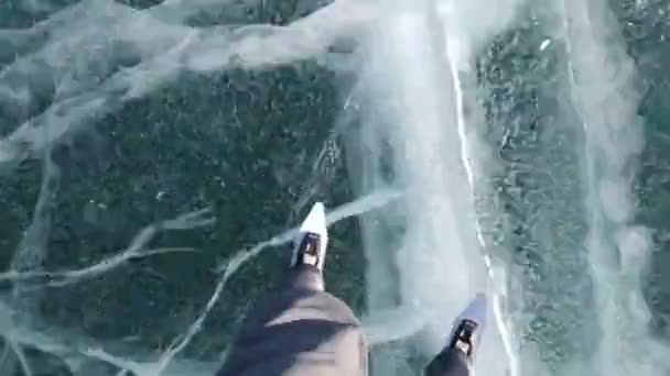 Homme Patinage Sur Glace Sur Lac Gelé Baikal Russie — Video