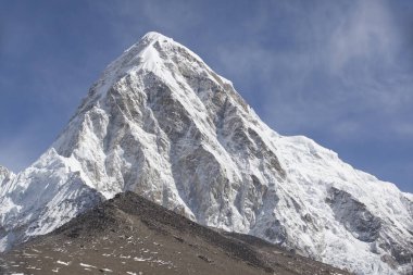Pumori Dağı ve Kala Patthar (Aşağı Tepe) Nepal. Himalaya Dağları. Everest Ana Kampına Seyahat.