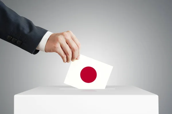 Homem Colocando Uma Cédula Votação Uma Caixa Com Bandeira Japonesa — Fotografia de Stock