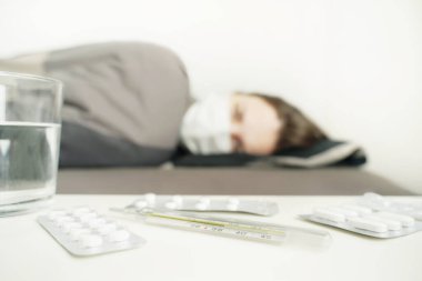 Coronavirus COVID 19 belirtileriyle yatakta yatan kadın..