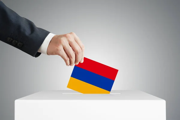 Hombre Poniendo Una Boleta Votación Una Caja Con Bandera Armenia —  Fotos de Stock