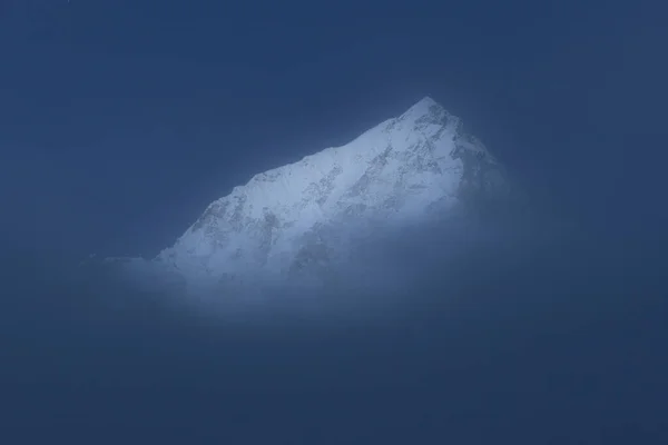 Nuptse Peak Ponad Chmurą Świetle Księżyca Nepal Trek Bazy Everest — Zdjęcie stockowe