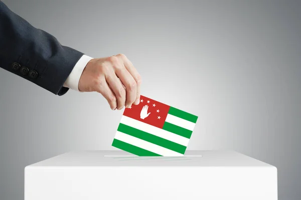 Mann Steckt Wahlzettel Eine Box Mit Abchasischer Flagge — Stockfoto