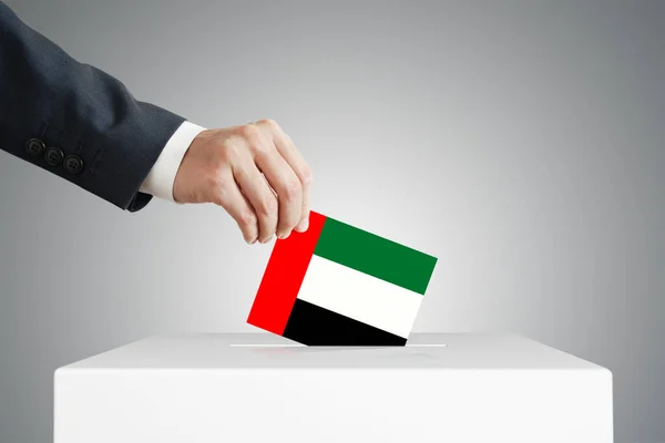 Чоловік Кладе Голосуючий Бюлетень Скриньку Прапором Єднаних Арабських Еміратів Ліцензійні Стокові Фото
