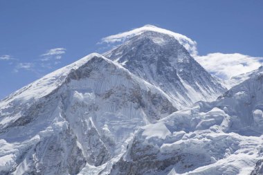 Tepesinde bulutlar olan Everest Dağı. Himalaya Dağları. Nepal.