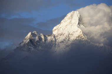 Dramatik Bulutlar 'da Ama Dablam Dağı. Himalaya Dağları. Nepal.
