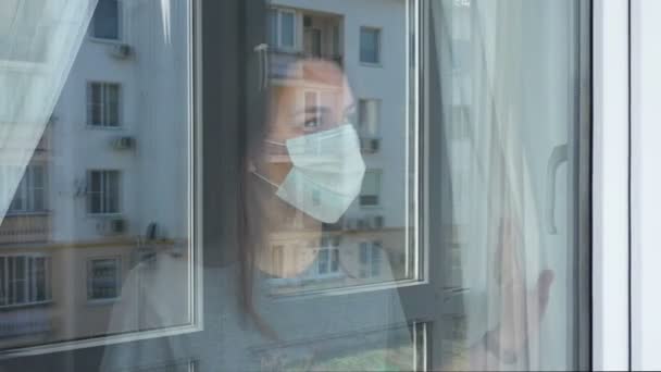 Mujer Cuarentena Mirando Por Ventana Quedarse Casa Autocuarentena — Vídeo de stock