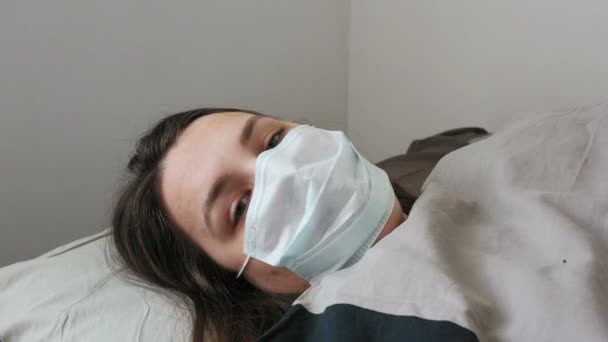 Γυναίκα Ξαπλωμένη Στο Κρεβάτι Και Βήχας — Αρχείο Βίντεο