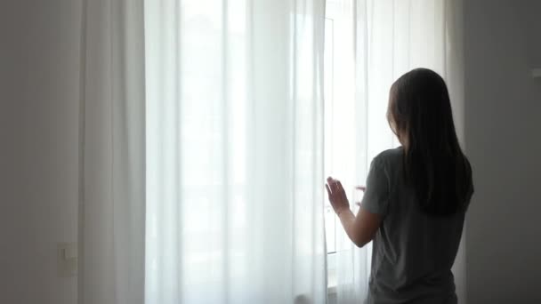 Mujer Cuarentena Mirando Por Ventana Quedarse Casa Autocuarentena — Vídeo de stock