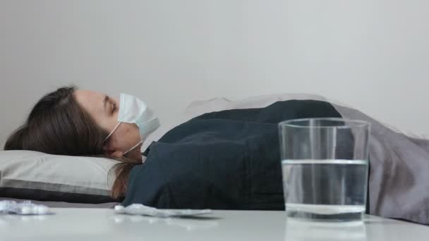 Kobieta Leżąca Łóżku Sprawdzająca Temperaturę Pomocą Termometru Covid Koronawirusa — Wideo stockowe