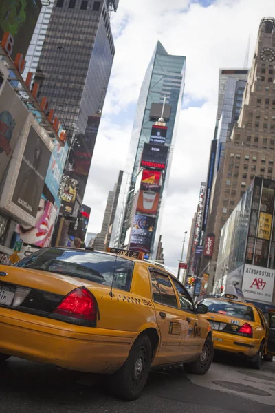 アメリカ ニューヨーク市 2010年9月10日 ニューヨークのタイムズスクエアにタクシー — ストック写真