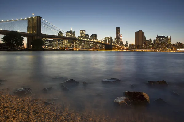 ニューヨーク市ブルックリン橋とマンハッタンの夜景 — ストック写真