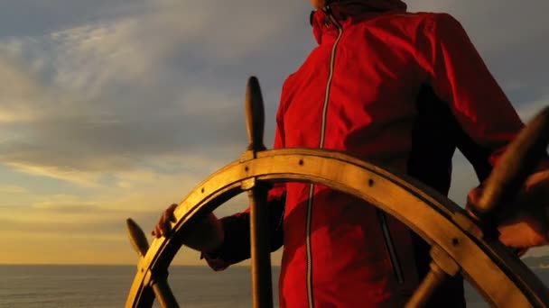 船の舵と操舵を保持する男 — ストック動画