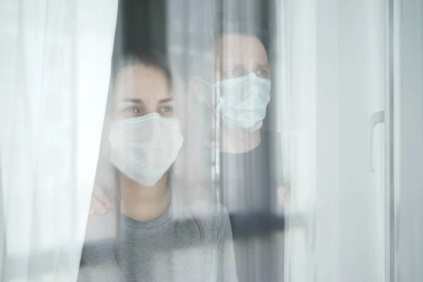 一对夫妇凝视着外面的隔离窗口 Coronavirus — 图库照片