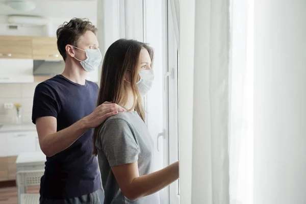 Sperrung Paar Schaut Aus Dem Fenster Quarantäne Covid Stockbild