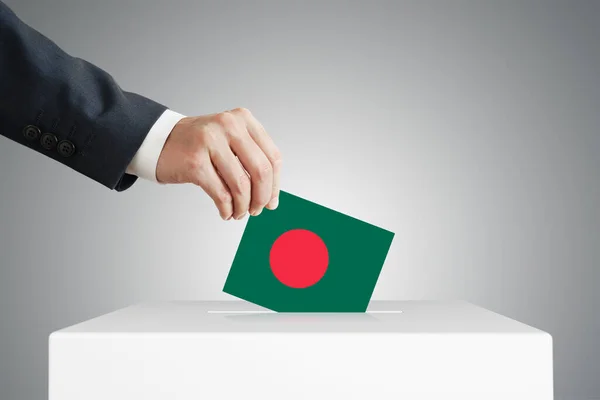 Homme Met Bulletin Vote Dans Une Boîte Avec Drapeau Bangladesh — Photo