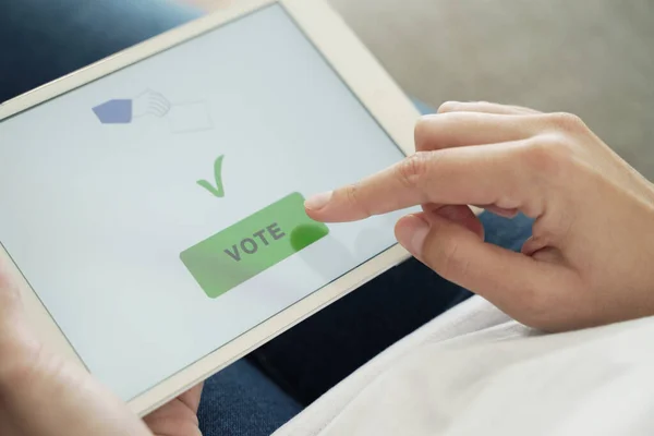 女性デジタルタブレットで投票ボタンをタップします オンラインコンセプト — ストック写真