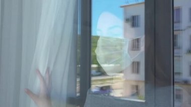 Cerrahi Maskeyi Yüzünden Çıkaran Kadın. Karantina Sonu.