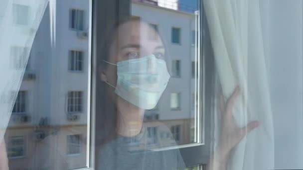 Frau Schaut Aus Dem Fenster Und Zieht Gesichtsmaske Aus Dem — Stockvideo