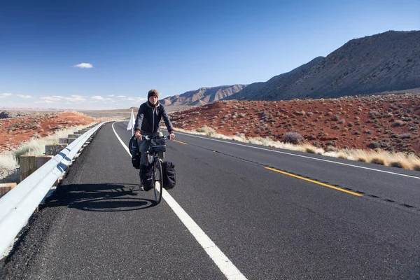 長距離自転車で旅行する男 — ストック写真