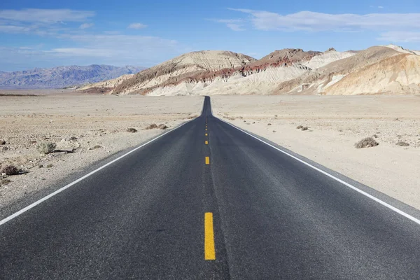 Leere Straße Durch Das Death Valley Kalifornien Usa lizenzfreie Stockbilder