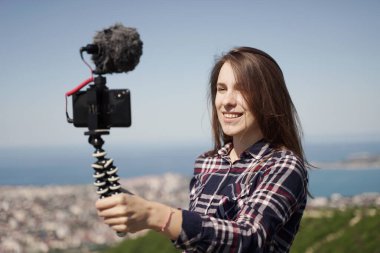 Seyahat Blogcusu Dağın Tepesinde Selfie Yapıyor