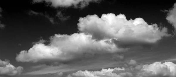 Weiße Wolken vor dunklem Himmel — Stockfoto