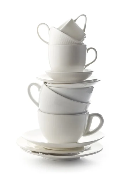 Стопка белых чашек и тарелок — стоковое фото