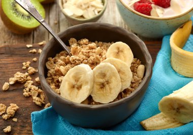 granola meyve ile kase