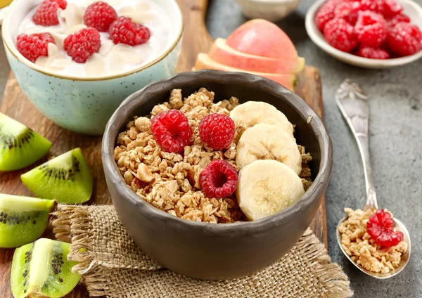 Bowl of granola with fruits and berries for healthy breakfast — ストック写真