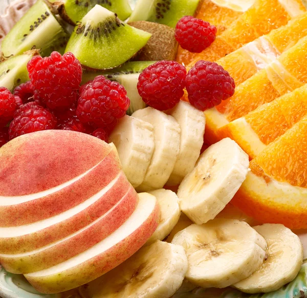 Закрыть кусочки фруктов и ягод — стоковое фото