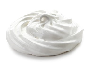 beyaz zemin üzerine çırpılmış yumurta akı