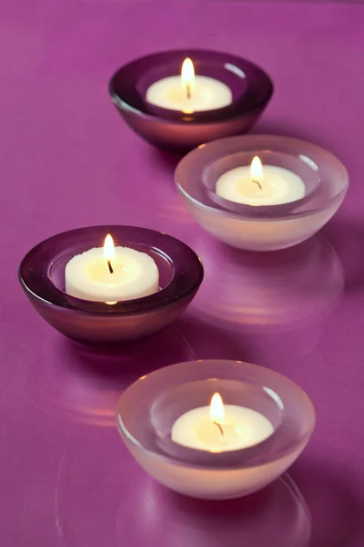 Queimando velas no fundo roxo — Fotografia de Stock