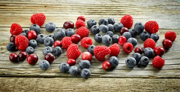 Verschiedene frische Beeren — Stockfoto