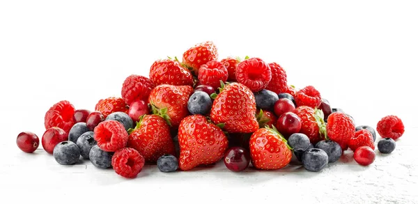 Haufen verschiedener frischer Beeren — Stockfoto