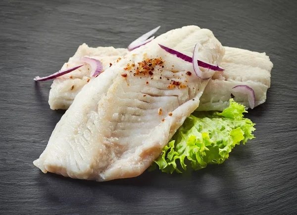 Kızarmış levrek fileto siyah arka plan üzerine Balık — Stok fotoğraf