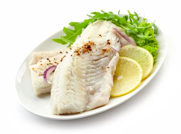 Kızarmış levrek fileto beyaz plaka üzerinde balık — Stok fotoğraf