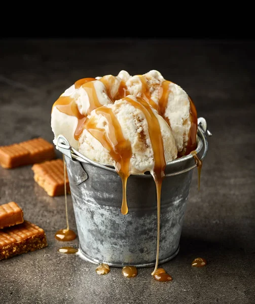 Морозиво з карамельним соусом — стокове фото