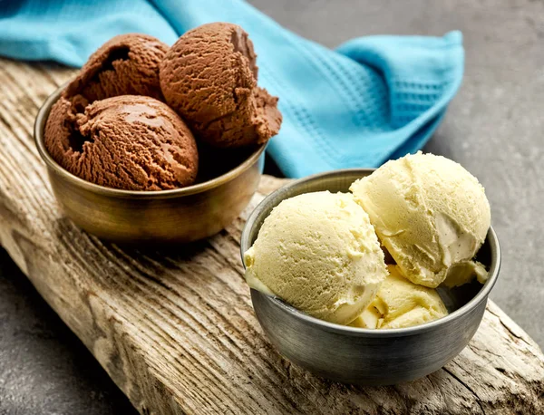 Helado de vainilla y chocolate —  Fotos de Stock